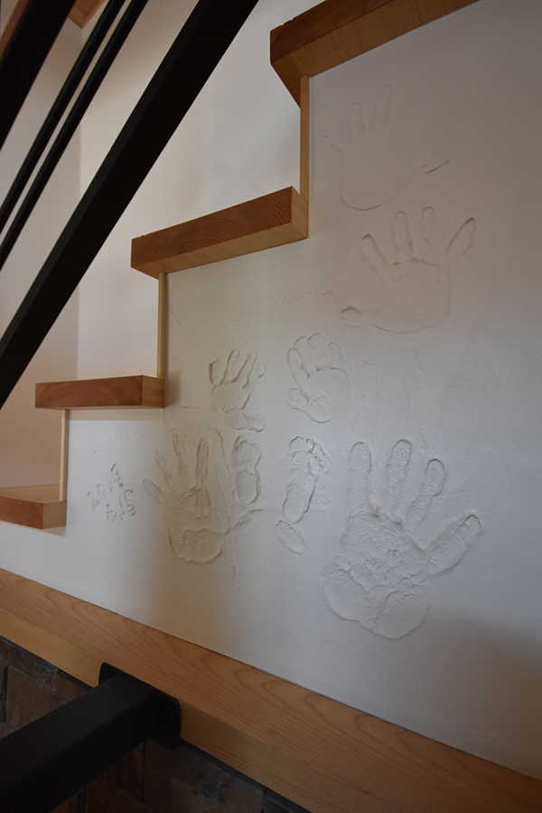 家族の手形をつけた漆喰壁