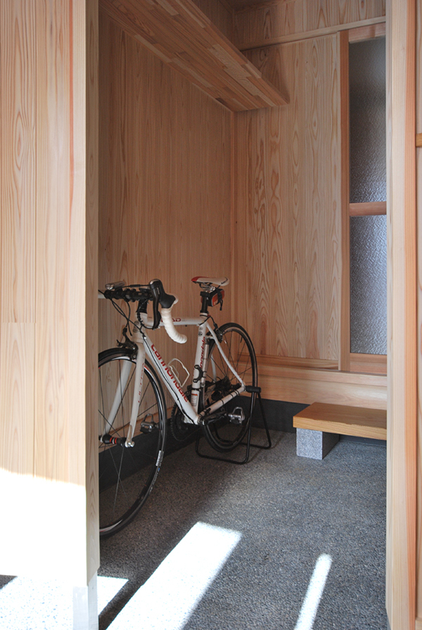玄関土間にある趣味の自転車を収納するスペース