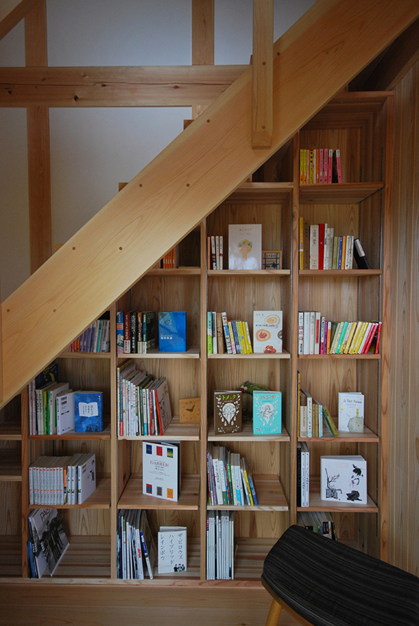 階段下の本棚