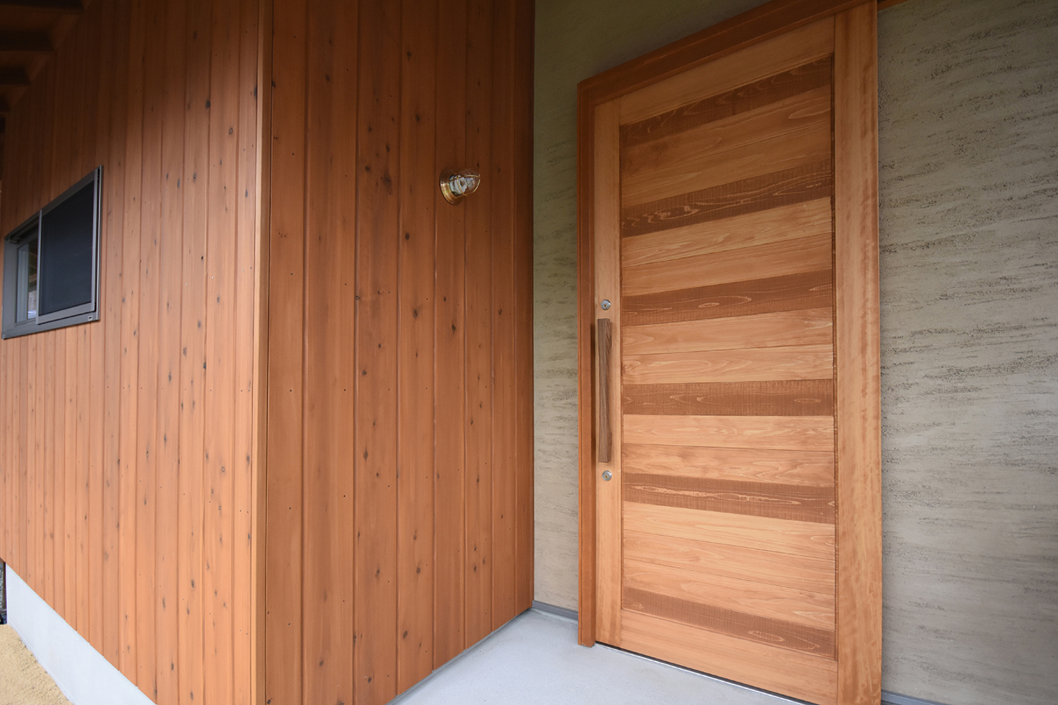 オリジナルの木製玄関扉
