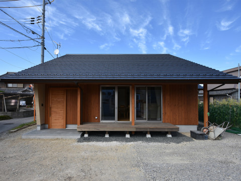 大屋根が美しい平屋のような造りの家